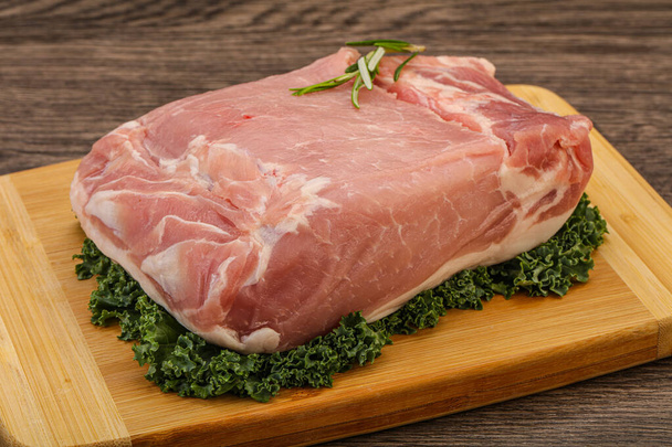 Trozo de carne de cerdo cruda para cocinar - Foto, imagen