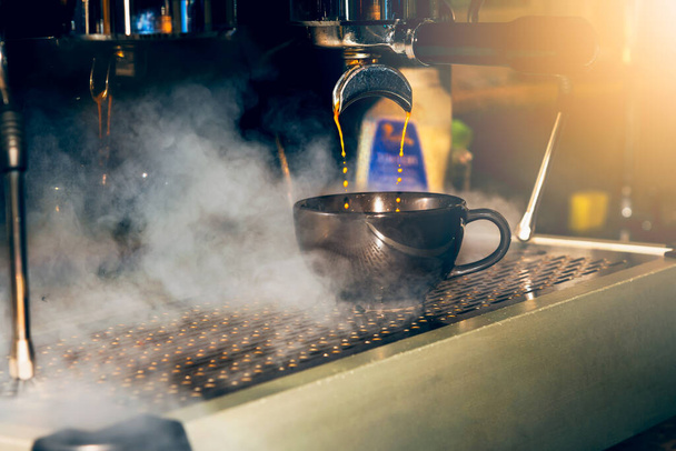Автоматические кофеварки работают путем дистиллирования концентрированной кофе воды, для обслуживания клиентов - Фото, изображение
