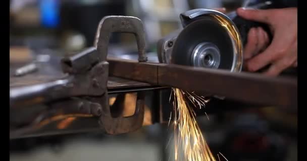 Ženské kovářské broušení železné trubky - Záběry, video