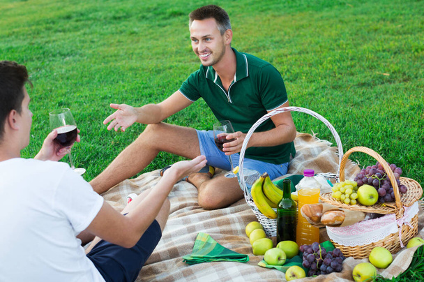 man with friend enjoying picnic - Фото, зображення