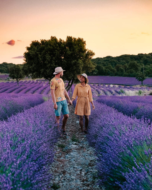 ζευγάρι σε διακοπές στην Προβηγκία Γαλλία επίσκεψη στα χωράφια λεβάντας της Προβηγκίας Γαλλία - Φωτογραφία, εικόνα