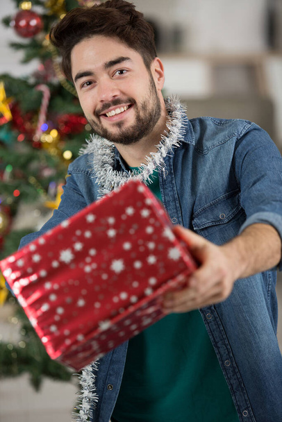 bearded guy delivery christmas present - Foto, imagen