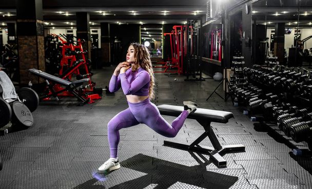mladá žena dělá fitness cvičení v tělocvičně - Fotografie, Obrázek
