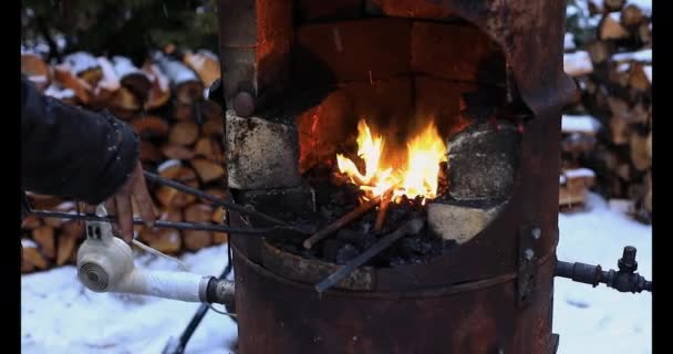 Femmina mantenere asta di ferro in fucina durante l'inverno - Filmati, video
