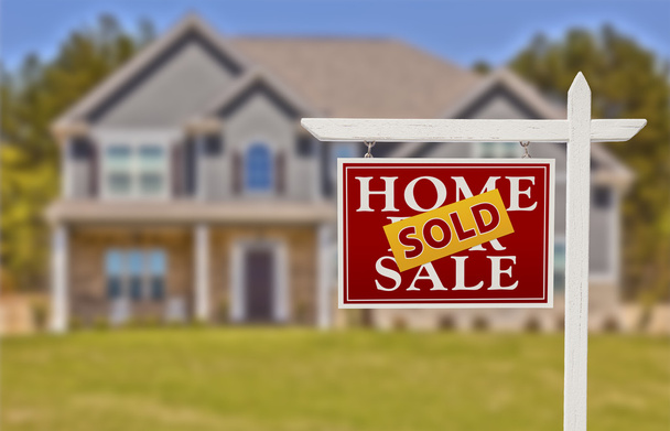 ev satışı işareti önünde, yeni ev için satılan - Fotoğraf, Görsel