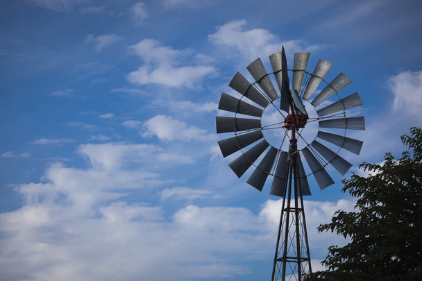 Moulin à vent contre un ciel bleu profond
 - Photo, image