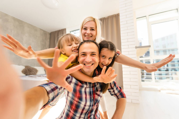Πορτρέτο μιας ευτυχισμένης οικογένειας χαμογελώντας στο σπίτι - Φωτογραφία, εικόνα