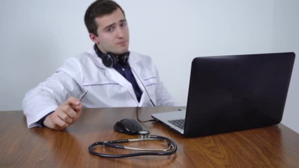 medico fuori fuoco che parla tramite collegamento video con i pazienti - Filmati, video