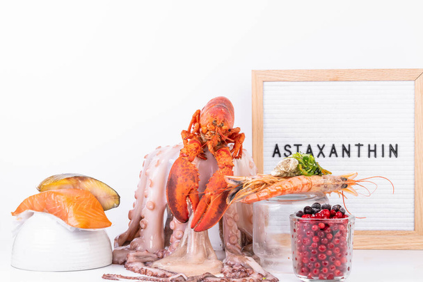 Astaxanthin Zdravá výživa potraviny, bohaté na jód, omega3, antioxidanty na bílém pozadí, kopírovací prostor - Fotografie, Obrázek