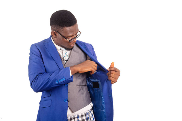 Bonito jovem empresário usando óculos tirando um cartão de visita em branco do bolso do casaco. isolado em fundo branco - Foto, Imagem