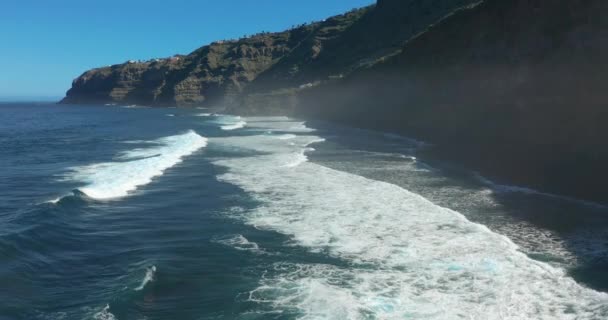 Hava görüntüsü. Volkanik Kıyı ve Dalgalar Üzerinde Uçmak, Tenerife. - Video, Çekim