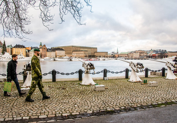 Salut zum Geburtstag der schwedischen Königinnen am 23. Dezember in Skeppsholmen im Zentrum Stockholms von Militärpersonal von Amfibieregementet Amf 1 - Foto, Bild