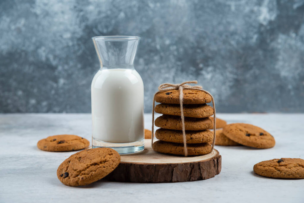 Um frasco de vidro com biscoitos de chocolate em uma mesa de madeira - Foto, Imagem