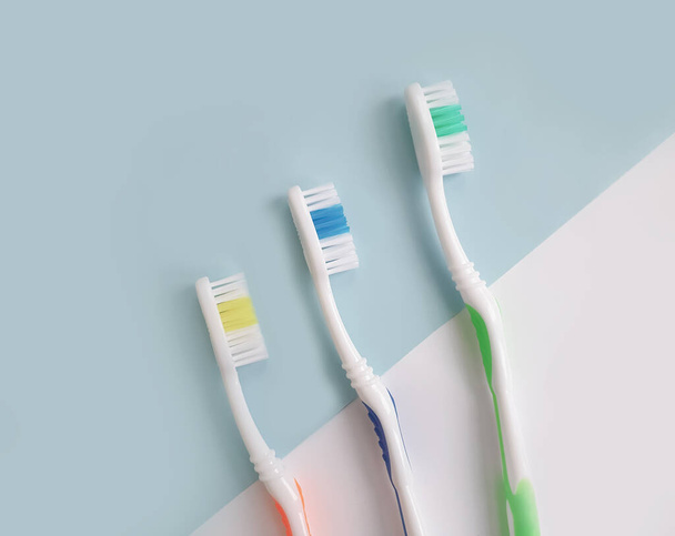 Renkli bir arkaplanda diş fırçası macunu - Fotoğraf, Görsel