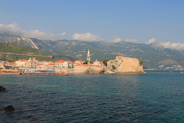 casco antiguo de Budva, a orillas del mar Adriático, - Foto, Imagen
