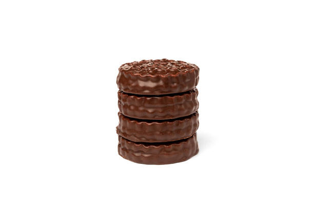 Schokoladenkekse mit gekochter Kondensmilch isoliert auf weißem Hintergrund. Schokoladenkuchen. - Foto, Bild