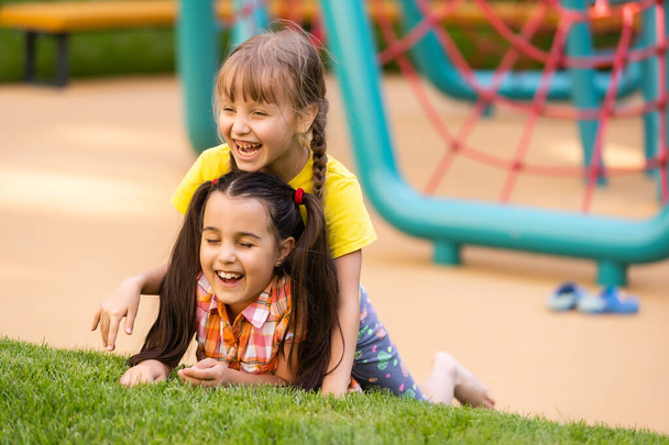 Niños felices jugando al aire libre, niños en el parque infantil - Foto, imagen