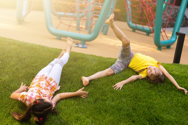 счастливые взволнованные дети веселятся вместе на детской площадке - Фото, изображение