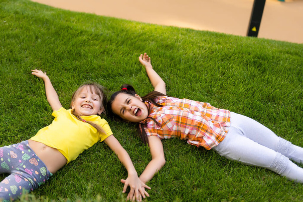 crianças felizes animado se divertindo juntos no playground - Foto, Imagem