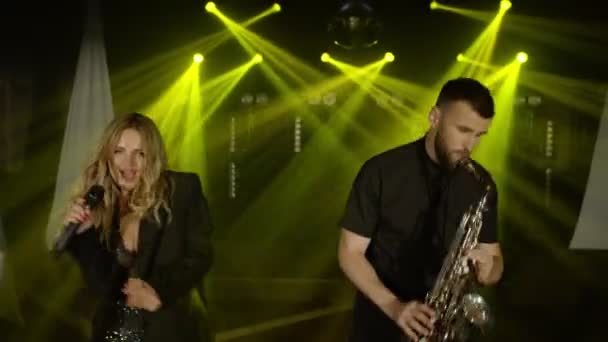 Hudební skupina dvou lidí hrající hudební píseň, vystupující na koncertě hudebník světlo jeviště - Záběry, video