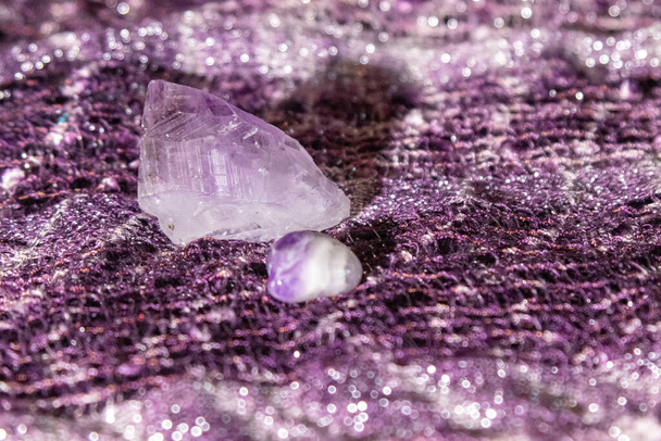 Nahaufnahme von Amethyst Quarz Kristall Halskrause geschliffen und rundem Stein  - Foto, Bild