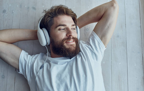 bärtiger Mann mit Kopfhörern, der Musik hört - Foto, Bild