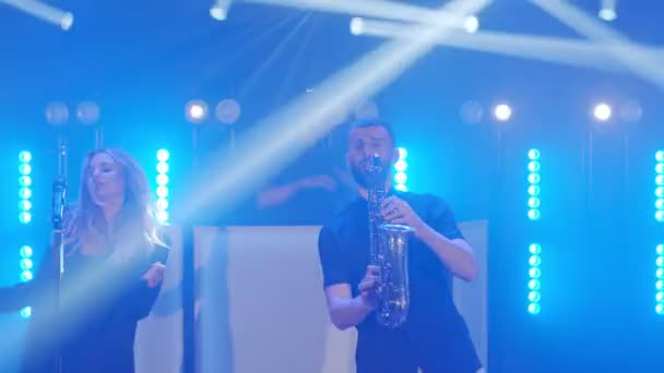 Musikalische Band aus Sänger, Saxofonist, DJ spielt Song, tritt auf der Konzertbühne auf - Filmmaterial, Video