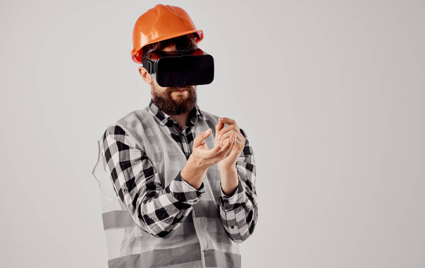 Arquiteto masculino em tinta laranja de óculos 3D realidade virtual engenheiro civil - Foto, Imagem