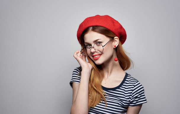 pretty lady in t-shirt gesturing with hands glasses red hat model - Fotoğraf, Görsel