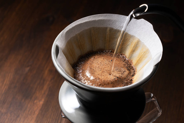 コーヒー粉の上にお湯を注ぐ - 写真・画像