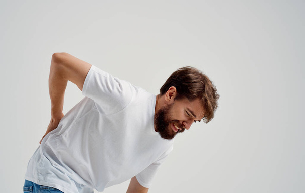 mies koskettaa selkäänsä kädellään kipu selkärangassa huonovointisuus - Valokuva, kuva