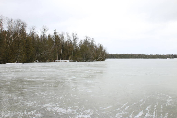 Ontario Kanada 'da donmuş bir göl. Buz pateni ya da eğlence amaçlı kullanım için güvenli. Yüksek kalite fotoğraf - Fotoğraf, Görsel