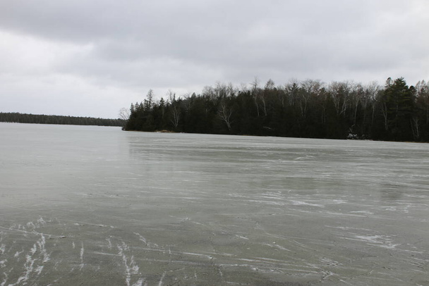 παγωμένη λίμνη στο Οντάριο Καναδά, ασφαλής για πατινάζ ή ψυχαγωγική χρήση. Υψηλής ποιότητας φωτογραφία - Φωτογραφία, εικόνα