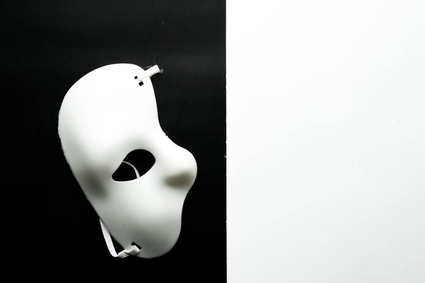 Una foto di una mascherata in bianco e nero. La vita è teatrale. - Foto, immagini