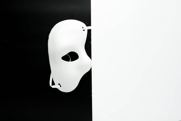 Siyah beyaz arka planda bir maskeli balo. Hayat tiyatrodur.. - Fotoğraf, Görsel