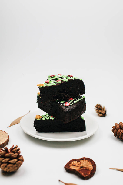 Φρέσκα Σπιτικά Brownie Σοκολάτα με πράσινο κερασάκι και γιορτινή τρούφα από κοντά. Γλυκό σπιτικό Χριστούγεννα ή χειμερινές διακοπές έννοια ζαχαροπλαστικής.  - Φωτογραφία, εικόνα