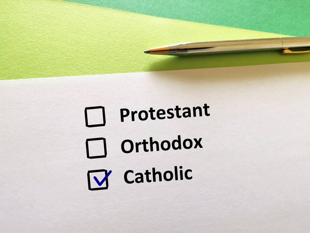 Una persona está respondiendo a la pregunta. Escoge lo católico. - Foto, Imagen