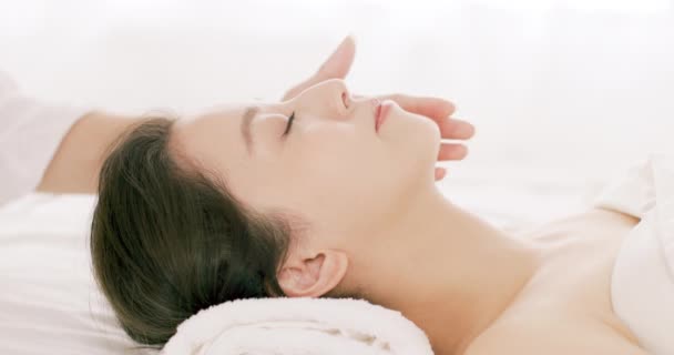 розслаблена молода жінка насолоджується масажем у спа-салоні
 - Кадри, відео