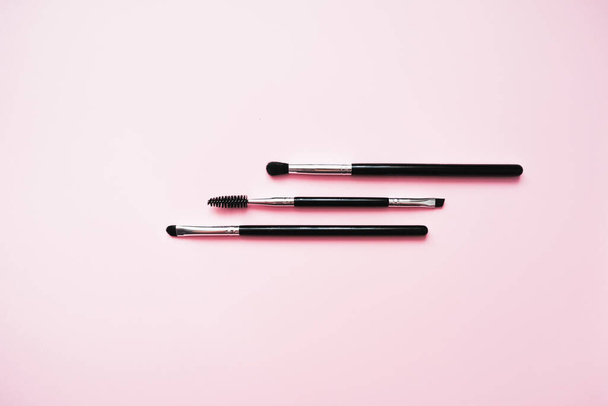 Kosmetikpinsel für Make-up auf rosa Hintergrund, Mode und Schönheit - Foto, Bild