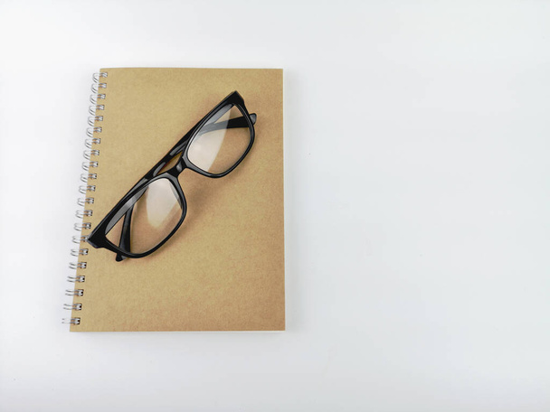 olvasó szemüveg tetején notebook fehér  - Fotó, kép