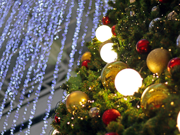 Ялинка ялинка прикраса з великим блиском золотий, червоний м'яч і лампочка має розмитий боке світлий фон вибірковий фокус, має копіювальний простір для різдвяного сезону, концепція фонової картки запрошення
. - Фото, зображення