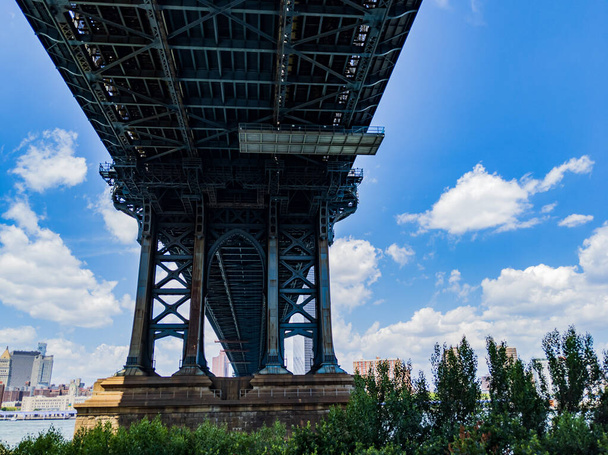 Κάτω από τη γέφυρα του Μπρούκλιν σε συννεφιασμένη καλοκαιρινή μέρα - Φωτογραφία, εικόνα