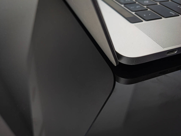 Абстрактный вид ноутбука на черную поверхность - Фото, изображение