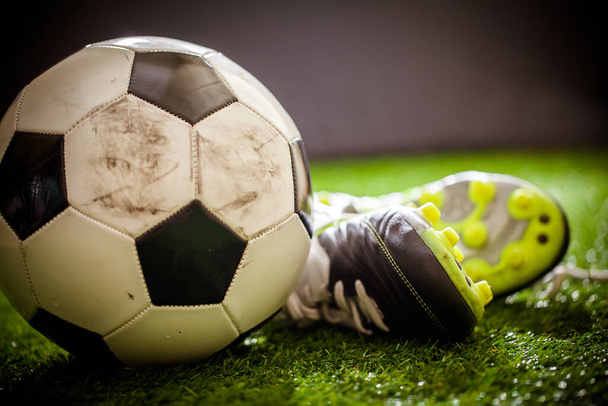Футбольная обувь и футбол на зеленой траве - Фото, изображение