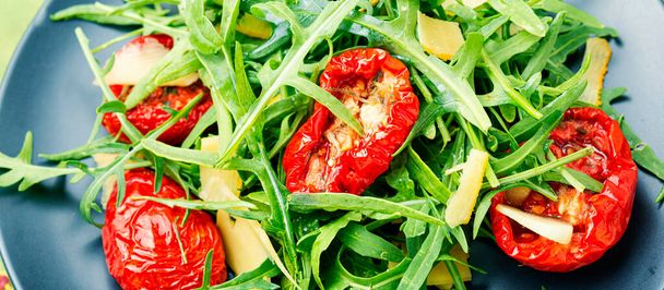 Італійський салат з арагулою і сухими помідорами. - Фото, зображення