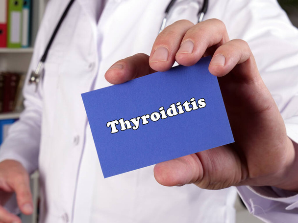 Terveydenhuollon käsite tarkoittaa Thyroiditis kanssa kirjoitus paperille - Valokuva, kuva