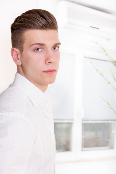 modelo masculino joven con corte de pelo moderno
  - Foto, imagen