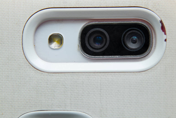 fotocamera sul telefono bianco con flash primo piano come sfondo - Foto, immagini