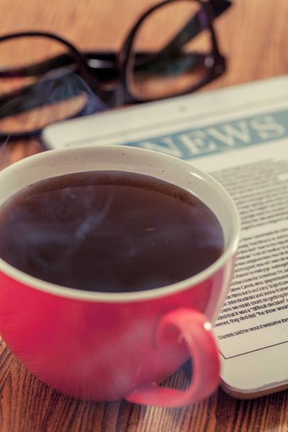 Утренние новости с планшетом и чашкой кофе - Фото, изображение