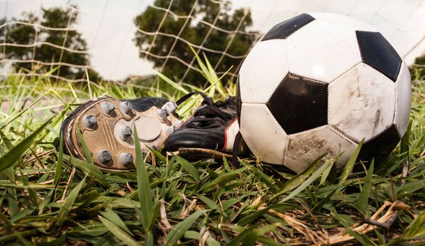 Fotbalové boty a fotbal na zelené trávě - Fotografie, Obrázek